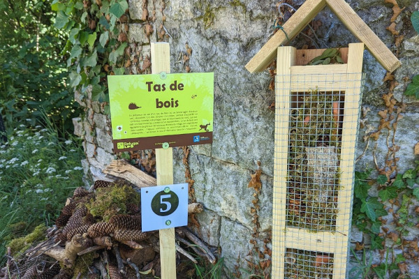 Tas de bois, de feuilles et hôtel à insectes © LPO Franche Comté